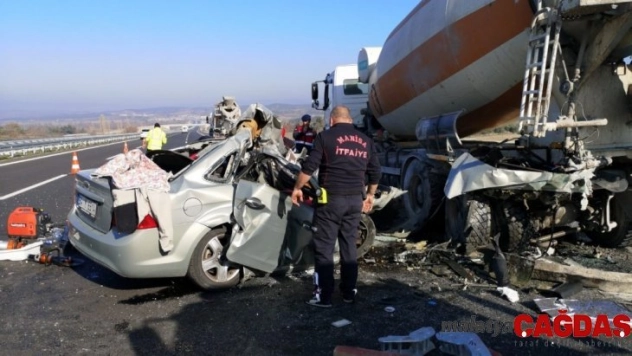 Otomobil, beton mikserine çarptı: 2 ölü
