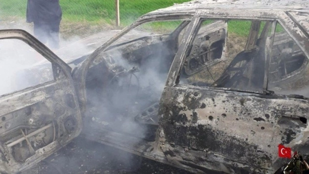 Otomobil bir anda alev aldı