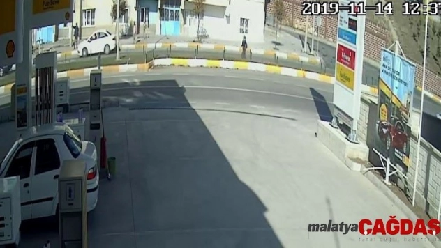 Otomobil çocuğa çarptı