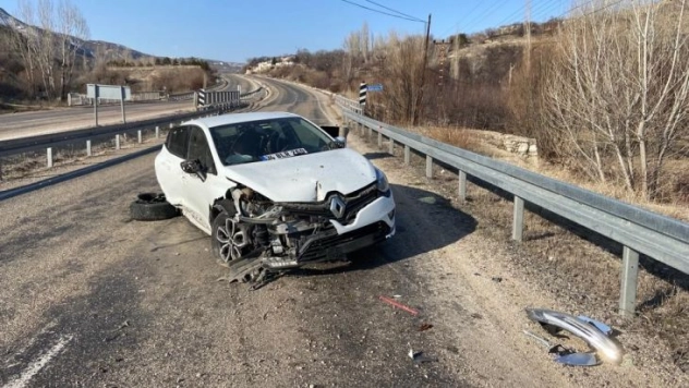 Otomobil çöp bidonuna çarptı:3 yaralı