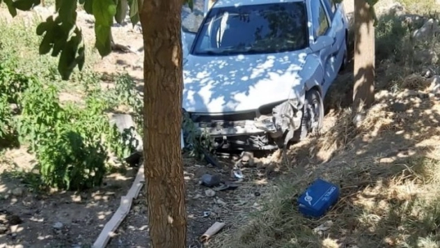 Otomobil dereye yuvarlandı: 2 yaralı