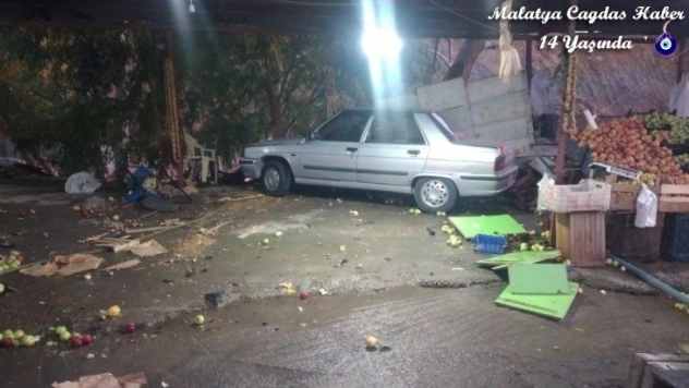 Otomobil dinlenme tesisine girdi