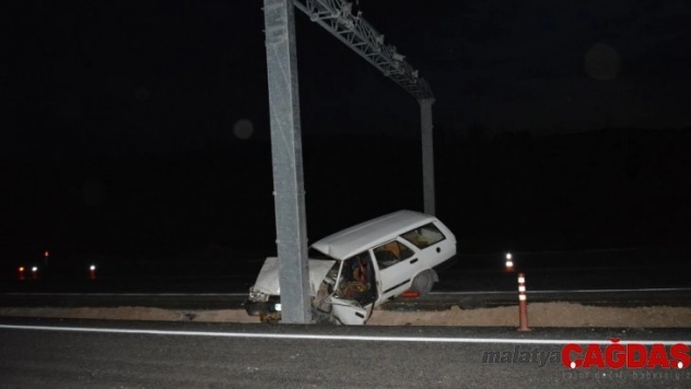 Otomobil direğe çarptı: 2 yaralı