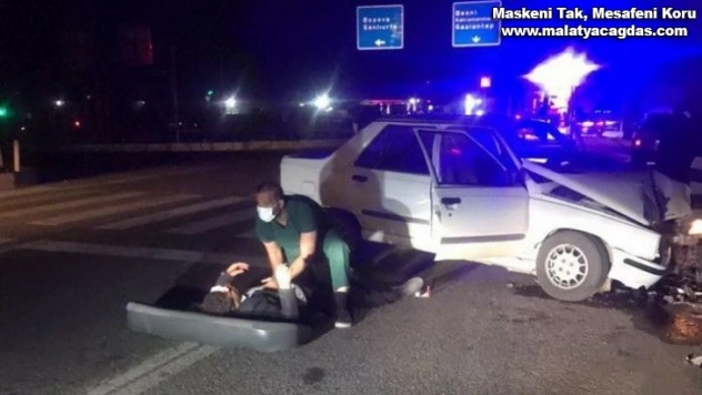 Otomobil direğe çarptı: 3 Yaralı