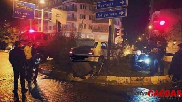 Otomobil direği yıkıp kavşağa çıktı