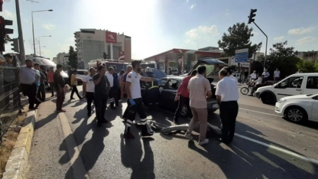 Otomobil elektrik direğine çarptı 1 yaralı