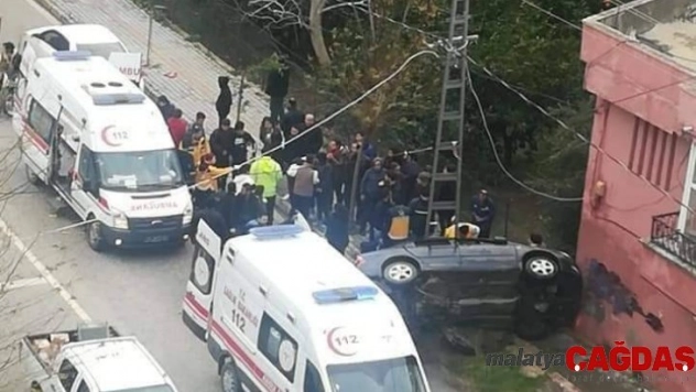 Otomobil elektrik direğine çarptı: 5 yaralı