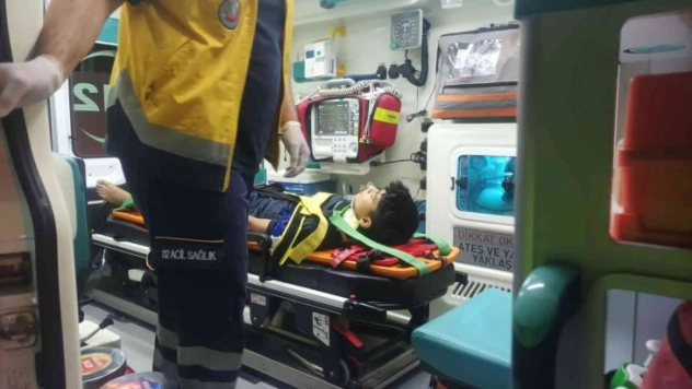 Otomobil elektrikli bisiklete çarptı: 2 yaralı