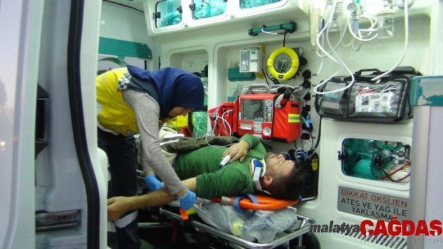 Otomobil elektrikli bisiklete çarptı: 2 yaralı