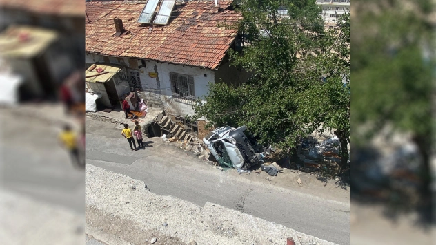 Otomobil evin bahçesine girdi: 1 yaralı