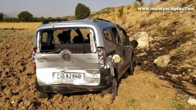 Otomobil hafif ticari araca arkadan çarptı