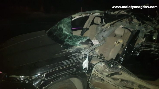 Otomobil hafriyat kamyonuna çarptı: 1 ölü, 1 yaralı