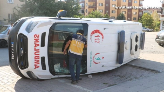 Otomobil ile çarpışan ambulans yan yattı 4 yaralı