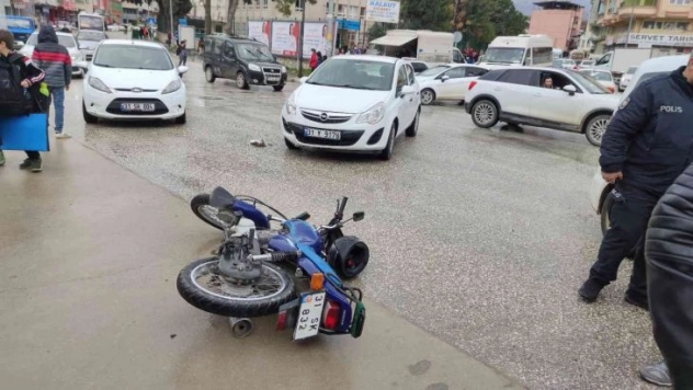 Otomobil ile çarpışan motosikletin sürücüsü yaralandı