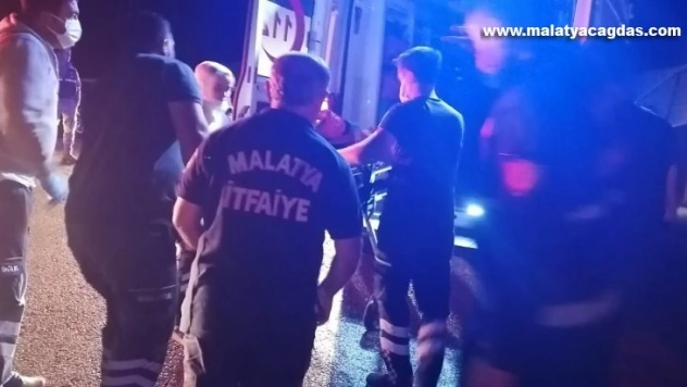 Otomobil ile cip çarpıştı: 8 yaralı