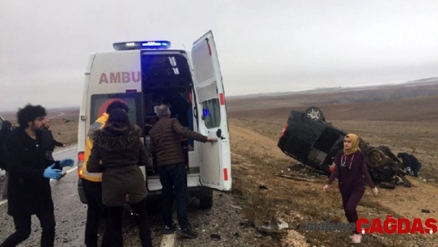 Otomobil ile hafif ticari araç kafa kafaya çarpıştı: 4 yaralı