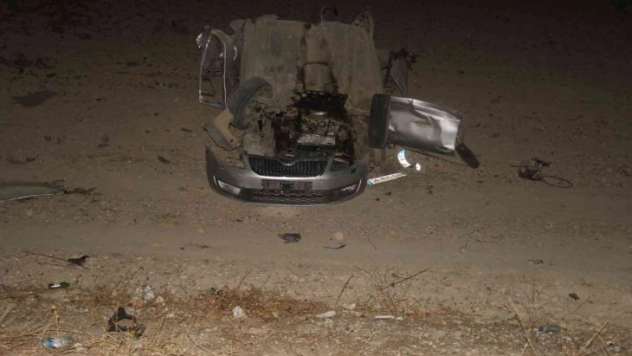 Otomobil ile hafif ticari araç çarpıştı: 2 ölü, 3 yaralı