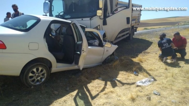 Otomobil ile kamyon çarpıştı 1 ölü, 1 yaralı