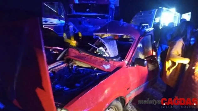 Otomobil ile kamyon çarpıştı: 2 ölü