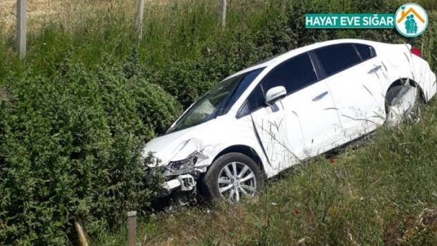Otomobil ile kamyonet çarpıştı: 2 yaralı
