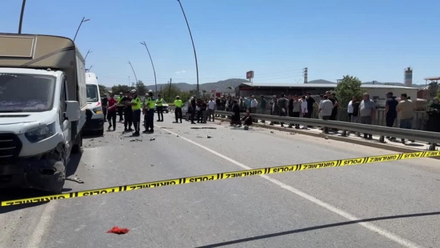 Otomobil ile Kamyonet Çarpıştı, 1 Ölü 2 Yaralı