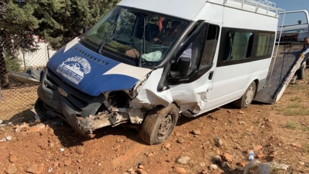Otomobil ile minibüs çarpıştı: 12 yaralı