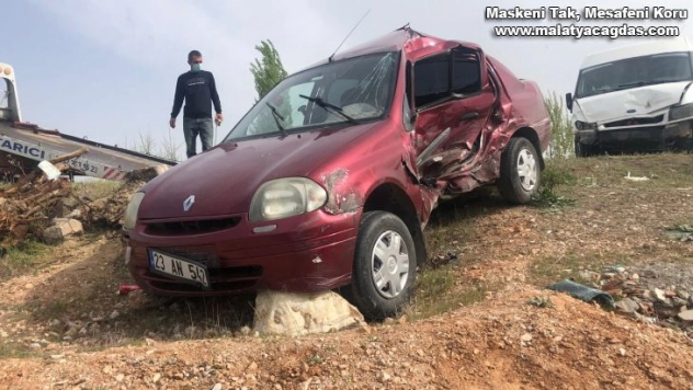 Otomobil ile minibüs çarpıştı: 2 yaralı