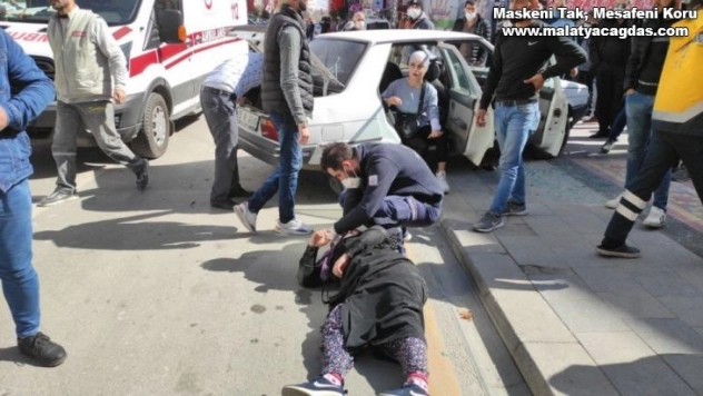 Otomobil ile motosiklet çarpıştı: 3 yaralı