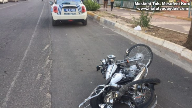 Otomobil ile motosiklet çarpıştı: 2 yaralı