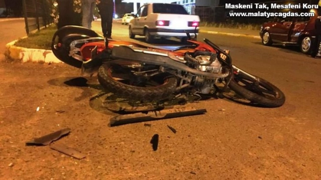 Otomobil ile motosiklet çarpıştı:1'i ağır 2 kişi yaralandı