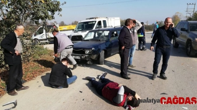 Otomobil ile motosiklet kafaya çarpıştı