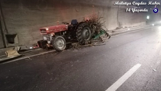 Otomobil ile traktör çarpıştı 3 kişi yaralandı
