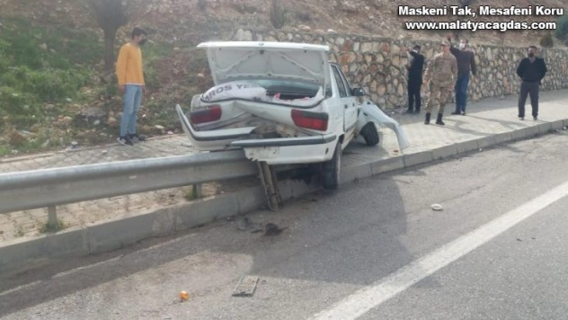 Otomobil kaldırıma çarptı