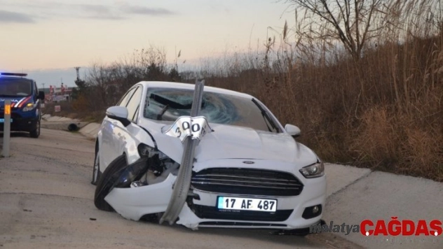 Otomobil karşı şeride geçti: 2 yaralı