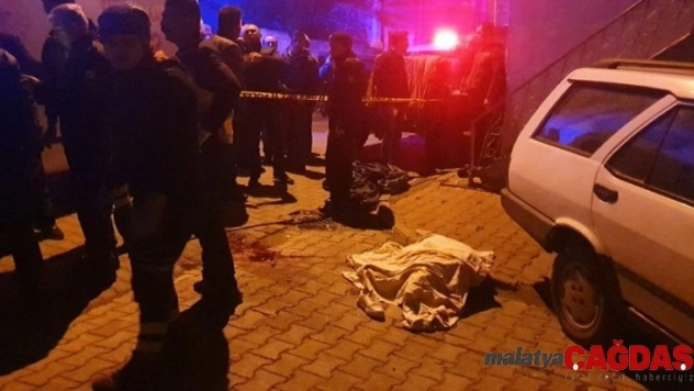 Otomobil karşı yönden gelen motosiklete çarptı, aracın altında kalan kadın 700 metre sürüklendi