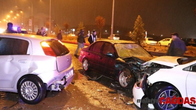 Otomobil kaza sonrası toplanan kalabalığa daldı: 8 yaralı
