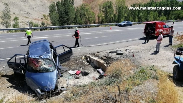 Otomobil menfez köprüsüne çarptı 4 yaralı