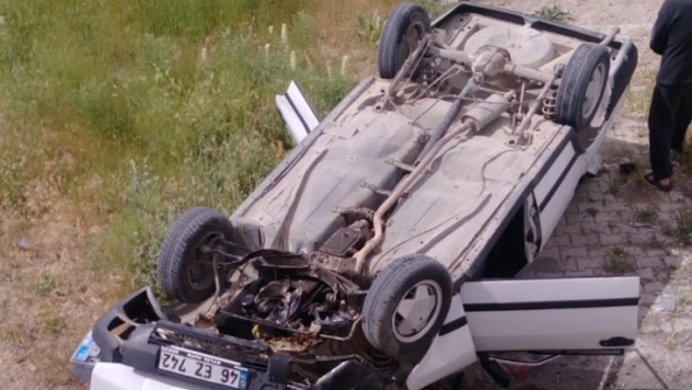 Otomobil menfeze devrildi 4 yaralı