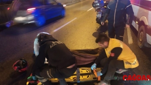 Otomobil motosikletli sürücüye çarptı: 1 yaralı