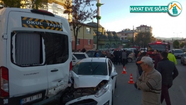 Otomobil park halindeki araca çarptı: 3 yaralı