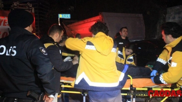 Otomobil park halindeki hafriyat kamyona çarptı: 1'i ağır 2 yaralı