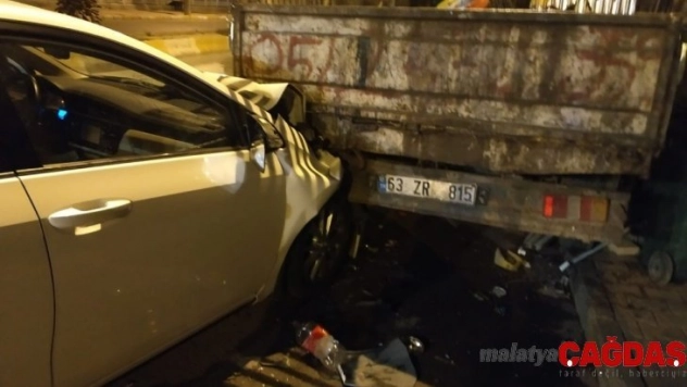 Otomobil park halindeki kamyonette çarptı: 1 yaralı