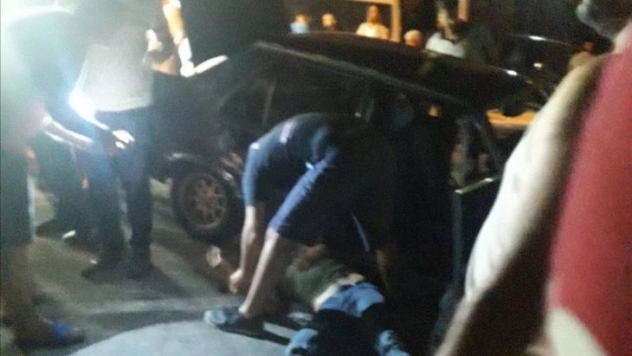 Otomobil park halindeki öğrenci servisine çarptı: 2 yaralı