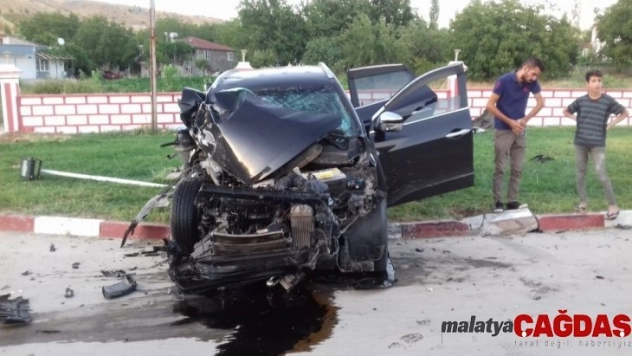 Otomobil park halindeki tıra çarptı: 1 ağır yaralı