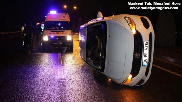 Otomobil refüje çarpıp devrildi: 4 yaralı