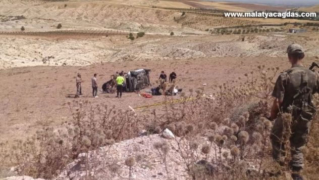 Otomobil refüje çarpıp tarlaya yuvarlandı: 1 ölü, 3 yaralı