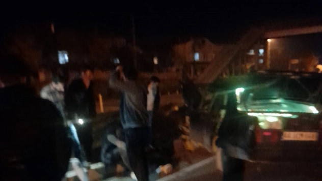 Otomobil refüje çarptı: 2 yaralı