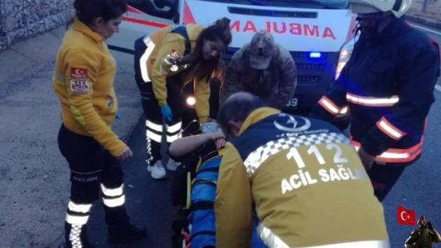 Otomobil rögar bacasına çarptı: 6 yaralı