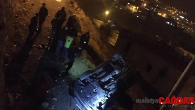 Otomobil şarampole devrildi: 2 yaralı