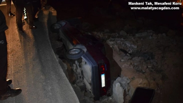 Otomobil şarampole düştü: 1'i polis 2 yaralı